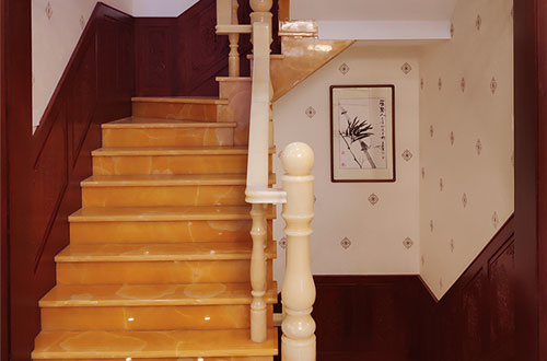 淳化中式别墅室内汉白玉石楼梯的定制安装装饰效果